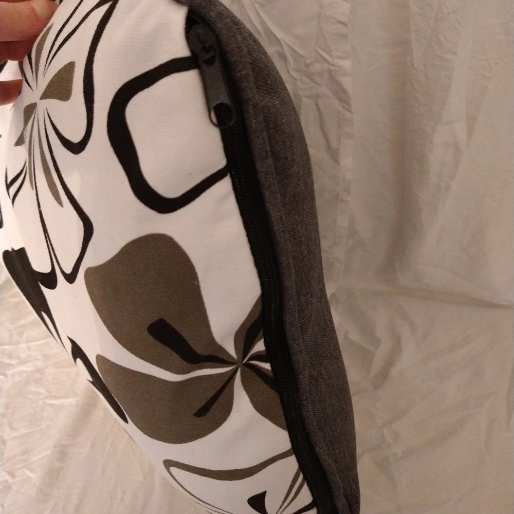 Outdoor/ Indoor Black,‎ white, brown Accent Pillow